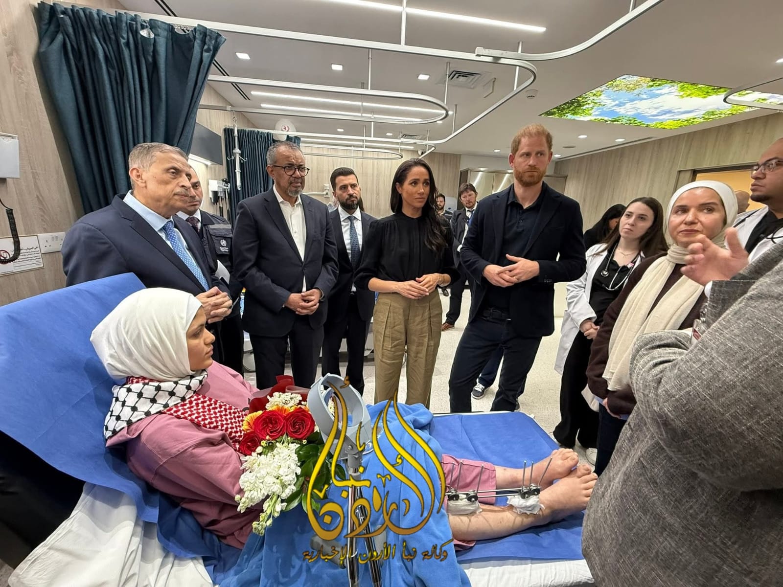 الأمير هاري والأميرة ميغان والدكتور تيدروس يعودون أطفال غزيين في المستشفى التخصصي (صور)